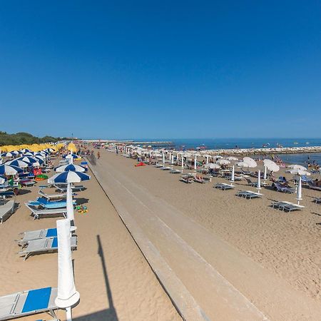 Altanea Apartments Con Piscina Caorle Exterior photo
